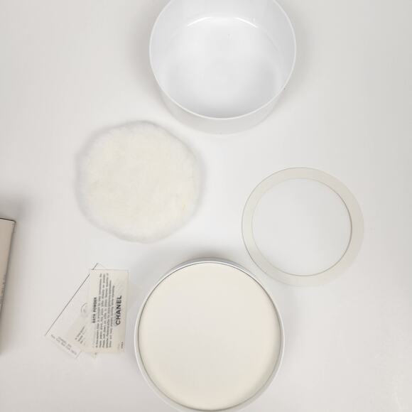 Chanel No 5 Bath Powder 8 oz New in Box With Screen and Puff - Picture 4 of 5